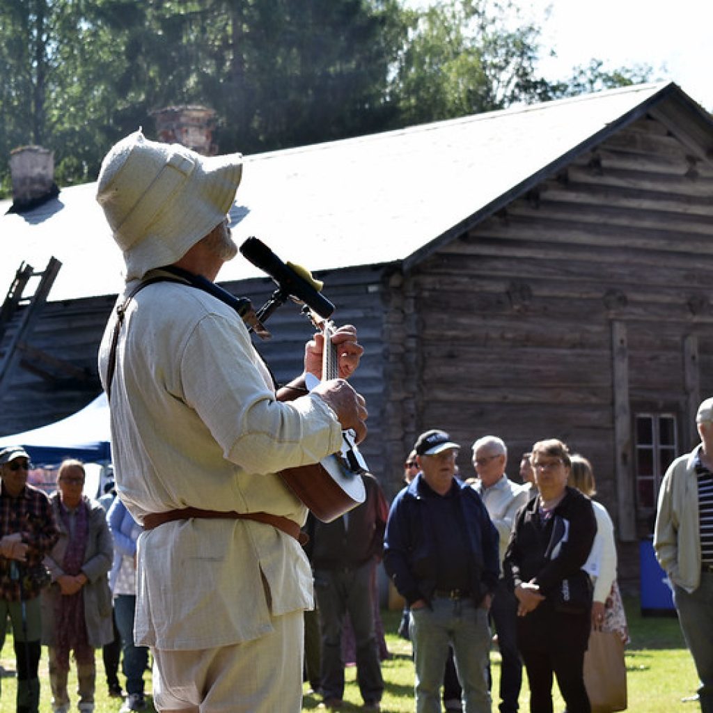 Kesän odotetuin tapahtuma, Joutsan Joutopäivät, järjestetään 4.–5. heinäkuuta 2026. Jo vuodesta 1972 lähtien järjestetty tapahtuma kokoaa yhteen kuntalaiset, kesäasukkaat ja matkailijat viettämään viikonloppua, joka on täynnä ohjelmaa, perinteitä ja yhteisöllistä tunnelmaa.