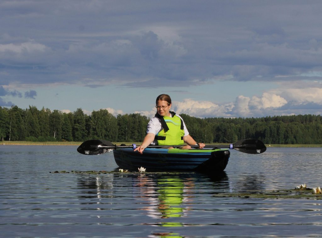 Tervetuloa melomaan Joutsaan! Meloen Joutsassa -reitti vie sinut muun muassa Suonteen kirkkaille vesille, Joutsansalmen palveluiden äärelle ja Agnesselän aalloille.